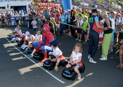 Teilnehmer des Bobbycar- und Maskottchen Rennens mit Spiderman am Start beim Thüringer Wald Firmenlauf 2016
