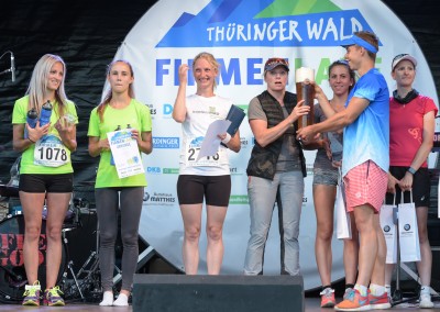 Teilnehmer des Thüringer Wald Firmenlaufs 2016 bei der Siegerehrung mit Urkunde